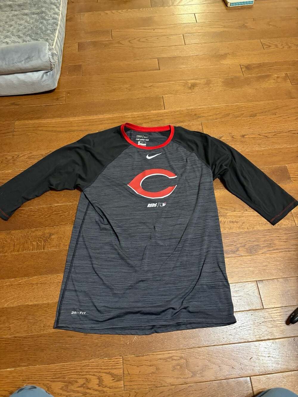 Nike Cincinnati Reds MLB Logo Dri-Fit Raglan Tee Size M Gray Red